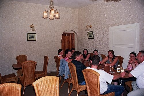 &copy; R.Thiel
Reimars Cafe-Bar "CHEERS" (Fagaraş)
August 2003
Rumänienfotos