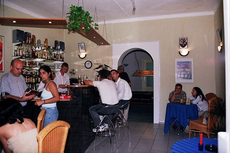 &copy; R.Thiel
Reimars Cafe-Bar "CHEERS" (Fagaraş)
August 2003
Rumänienfotos