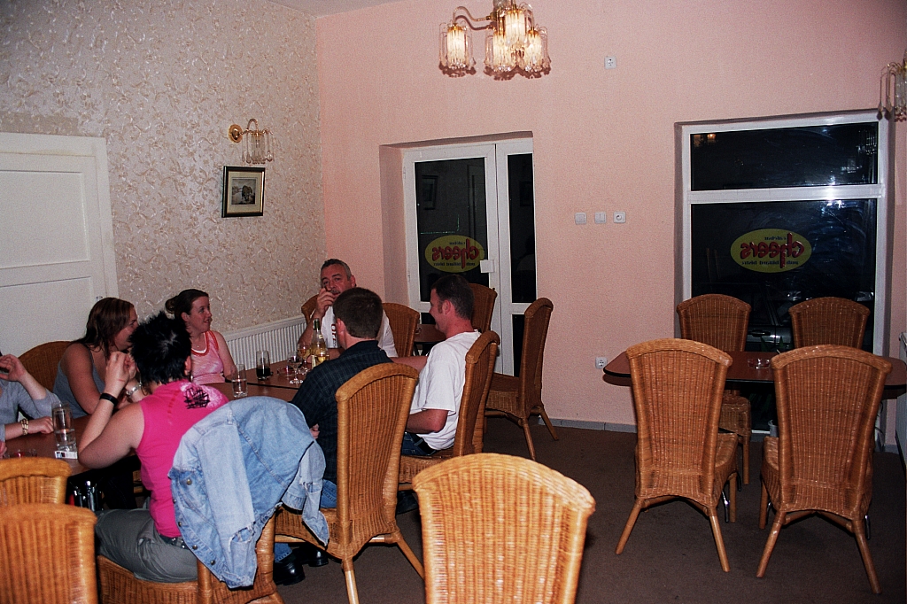 &copy; R.Thiel
Reimars Cafe-Bar "CHEERS" (Fagaraş)
August 2003
Rumänienfotos