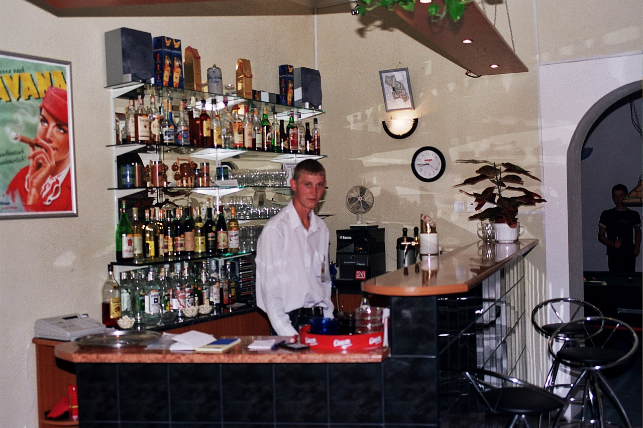 &copy; R.Thiel
Reimars Cafe-Bar "CHEERS" (Fagaraş)
August 2003
Rumänienfotos